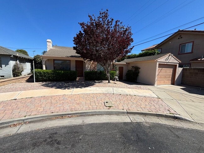 Building Photo - 214 S Bonita St