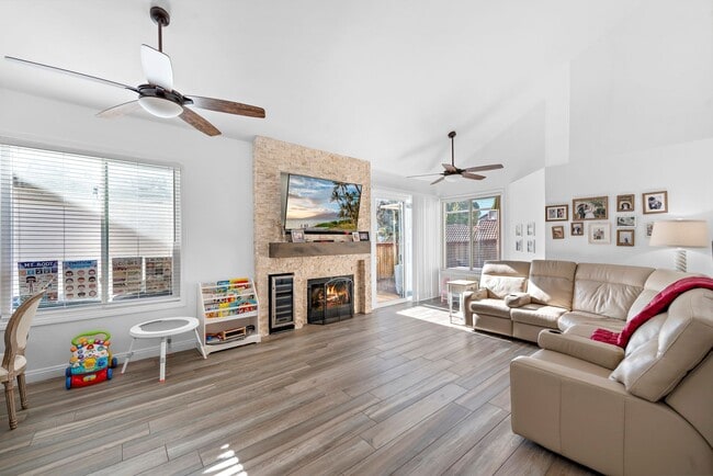 Photo - 747 Via Otono