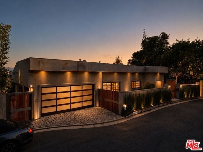 Building Photo - 8740 St Ives Dr