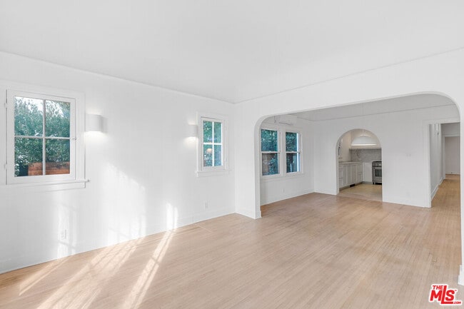 Building Photo - 854 Hyperion Ave