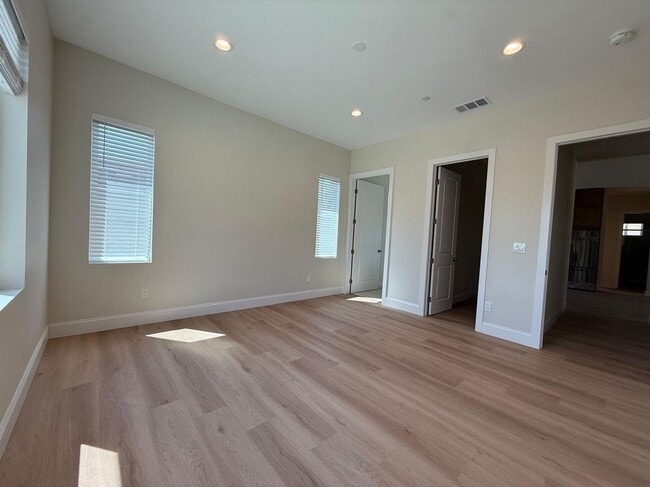 Building Photo - 1140 W Donington St Unit B