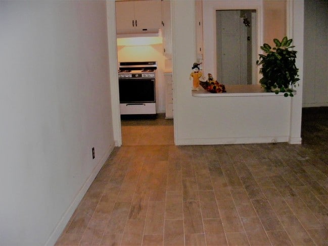 Diningroom - 15252 Devonshire St