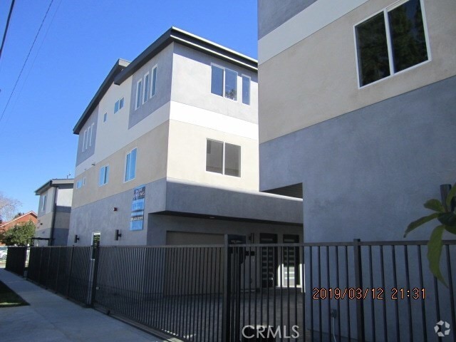 Building Photo - 6220 Tyrone Ave Rental