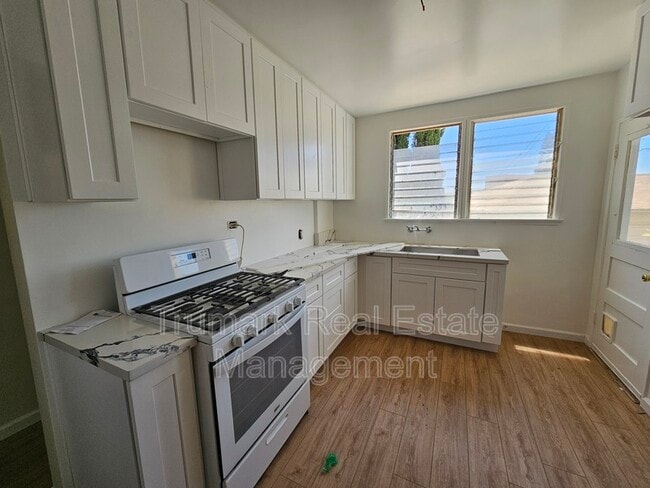 Building Photo - 1552 E Wilson Ave Rental