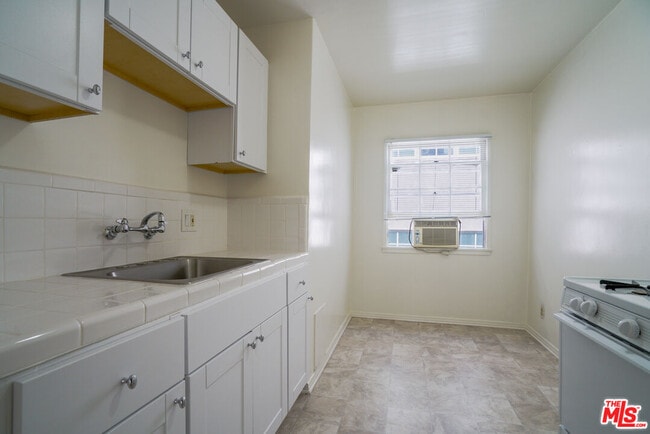 Photo - 8551 Holloway Dr Unit 1