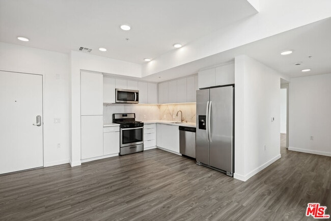 Photo - 5750 Hollywood Blvd Unit 737