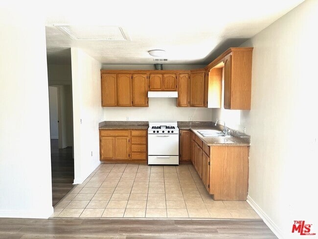 Building Photo - 1256 W 25th St Rental