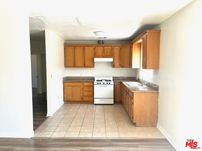 Building Photo - 1256 W 25th St Unit B-B Rental