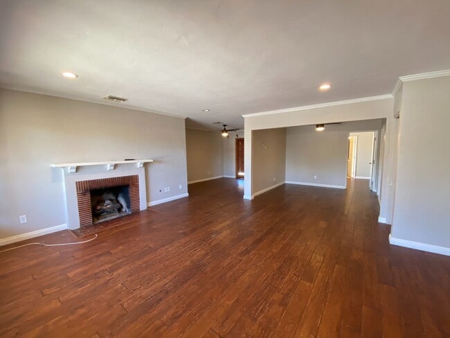 Photo - 7BD/4BA, Two Kitchens!