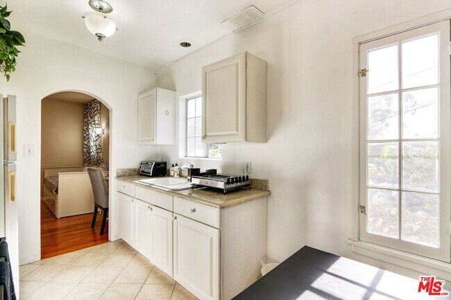 Photo - 838 N Sycamore Ave Unit 1/2