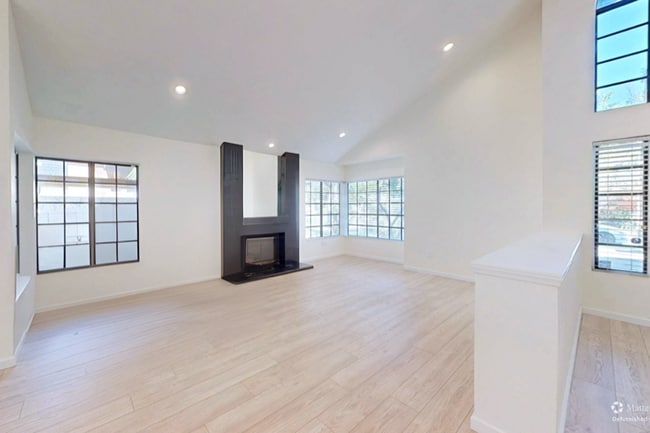 Photo - 5813 Serrania Ave