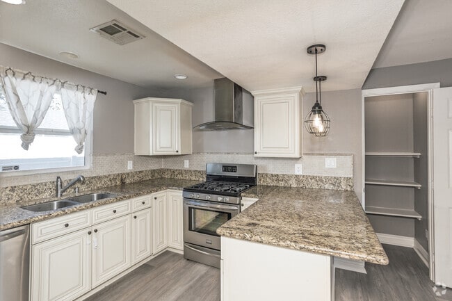 3BR, 2BA - 1,660SF - Kitchen - 536 W Greenwood Ave