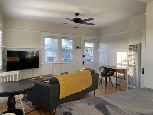 Living Space - 2919 Ivy St Unit 3