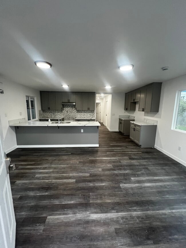 Building Photo - 2116 Zoe Ave Unit 2116.5 Zoe Ave.