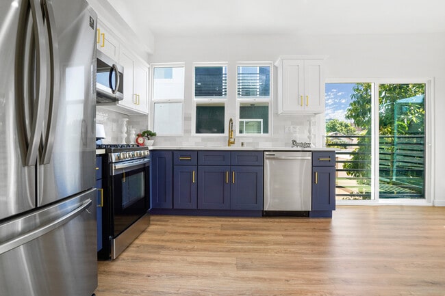 Building Photo - 2318 W 2nd St Unit 2320.5