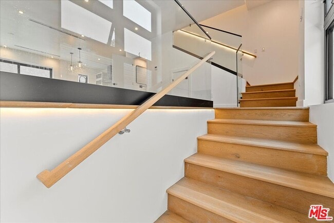 Photo - 1410 1/2 N Poinsettia Pl