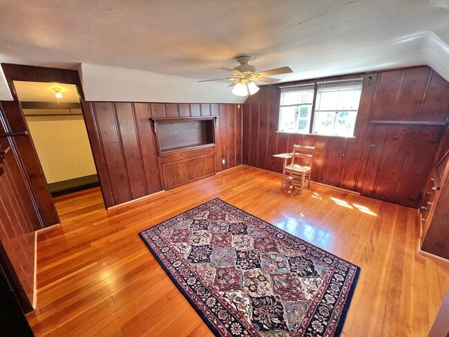 Building Photo - Historic Bluff Park 1BD Retreat | Top Floor Vintage Gem Unit 2801 E 2nd St #3