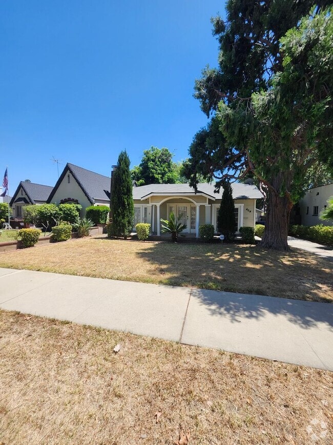 Building Photo - Charming Colonial-Style 2-Bedroom Home in ...