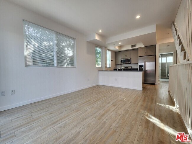 Building Photo - 1149 1/2 Fedora St Rental