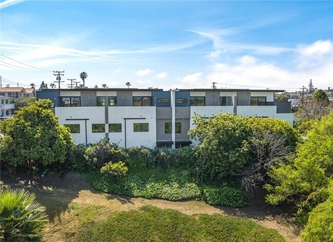 Photo - 617 Aviation Way