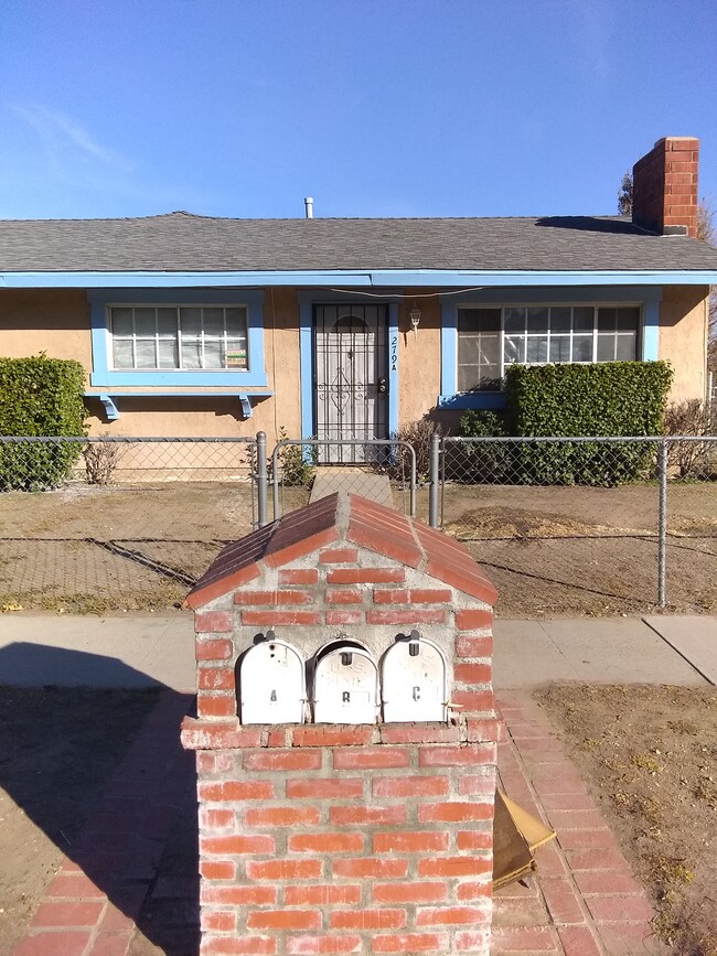 Building Photo - 279 N Spruce Ave Unit C