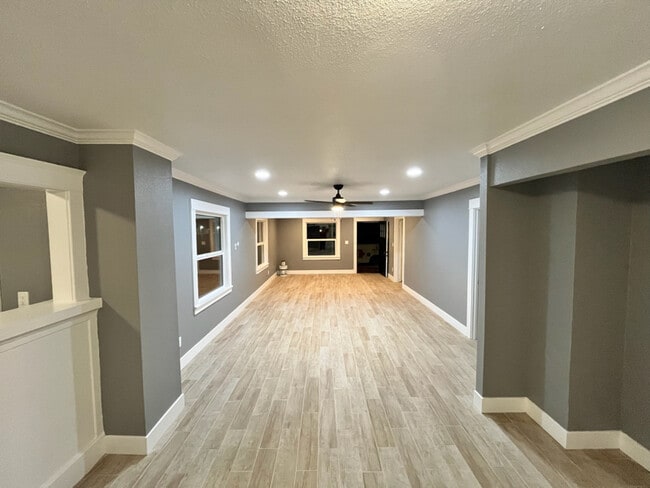 Building Photo - 960 N H St Rental