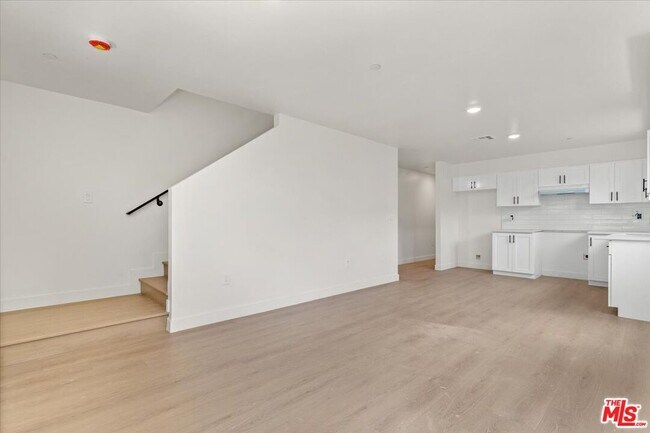 Photo - 835 E 33rd St