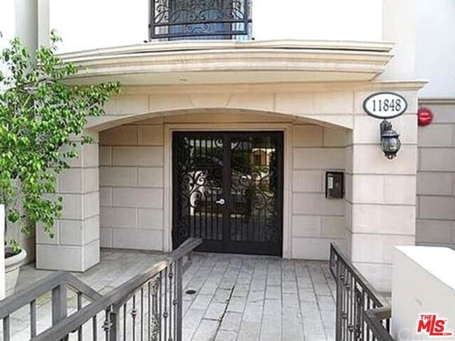 Building Photo - 11848 Kiowa Ave Unit PH1