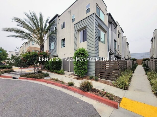 Building Photo - 14414 Strawberry Ln Unit #4
