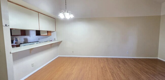 Living room high ceiling - 1026 Saint Louis Ave