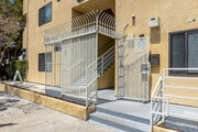 Entrance - 2724 Abbot Kinney Blvd. Apartments