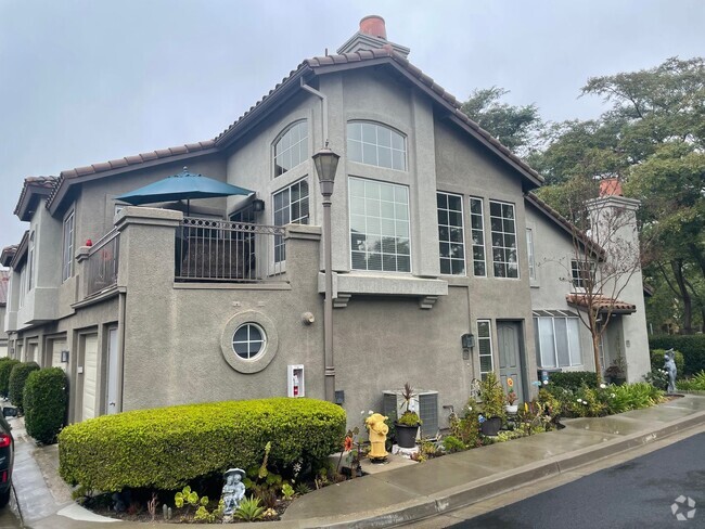 Building Photo - Beautiful 2 bedroom 2 bath town-home in Al...