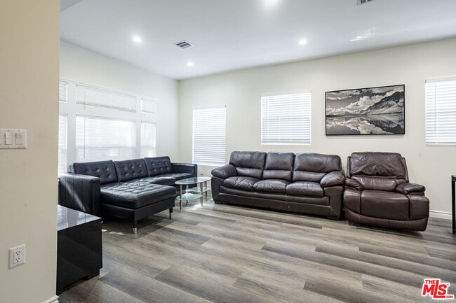 Photo - 1475 W 22nd St