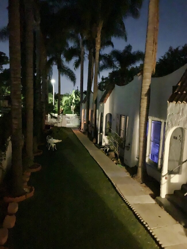 Photo - 806 N Poinsettia Pl Unit 808 2-5