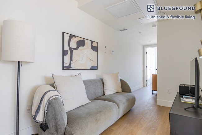 Building Photo - 611 N Virgil Ave