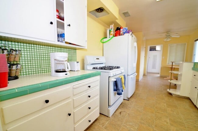 4 Bedroom w/ POOL and Huge yard! - 4 Bedroom w/ POOL and Huge yard!