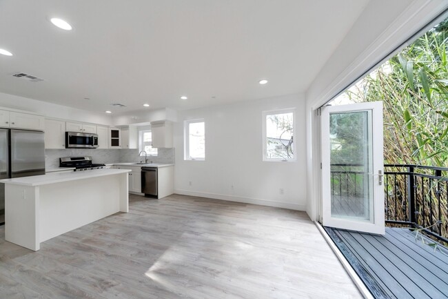 Building Photo - 7108 Ramsgate Ave Unit 7108