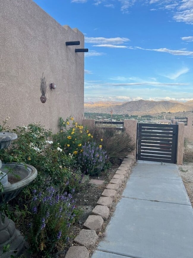 Photo - Cozy 3 Bedroom 2 Bathroom Home with Breathtaking Views