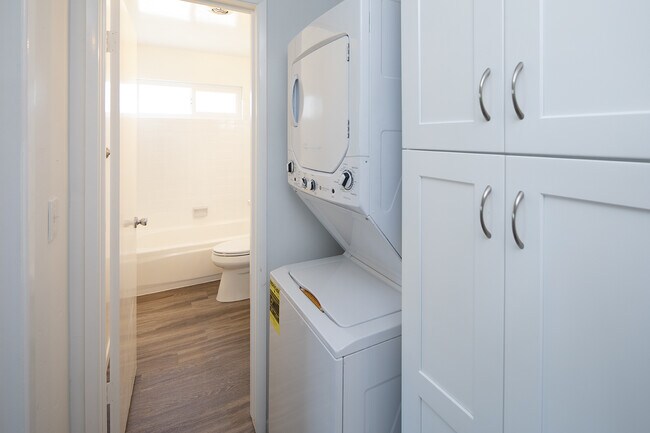 Photo - Gorgeous 2BR Apartment with Washer/Dryer, ... Unit 09