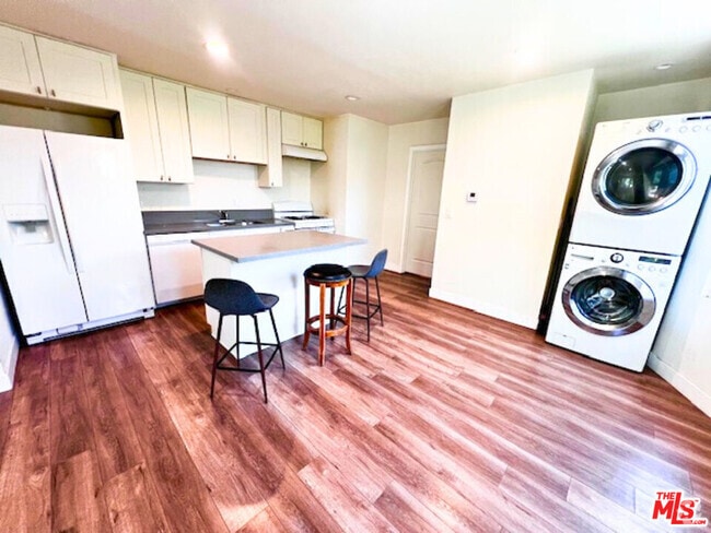 Building Photo - 1838 Marine Ave Rental