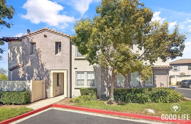 Building Photo - 3B 2.5BA Townhouse End-Unit in Eastlake Vi...