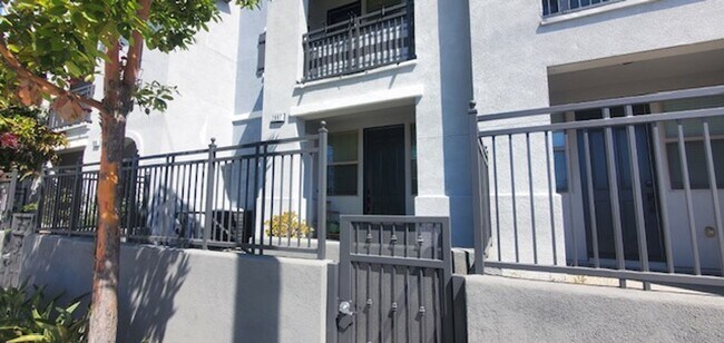 Photo - 2 Bedroom, 2.5 Bath Tri-level townhouse in Signal Hill