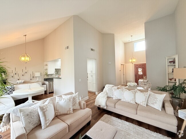 Building Photo - 532 1/2 Via De La Valle Rental