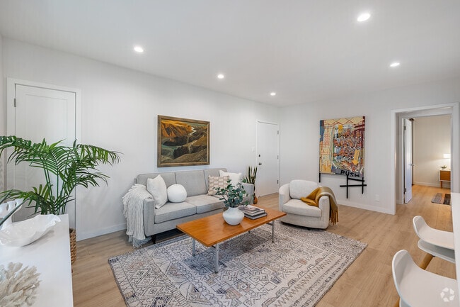 2BR, 1BA - 850SF - Living Room - 1017 5th St