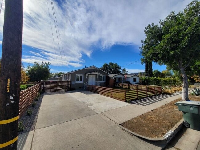 Photo - 648 W Howard St
