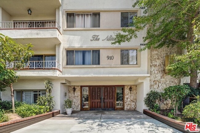 Building Photo - 910 S Holt Ave Unit 305