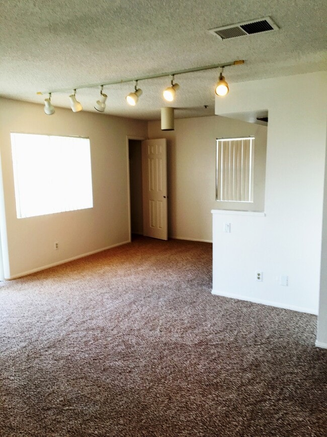 Building Photo - r287 Unit 1