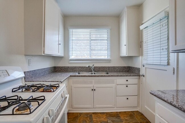 Building Photo - 4084 S Muirfield Rd Unit 4084-C
