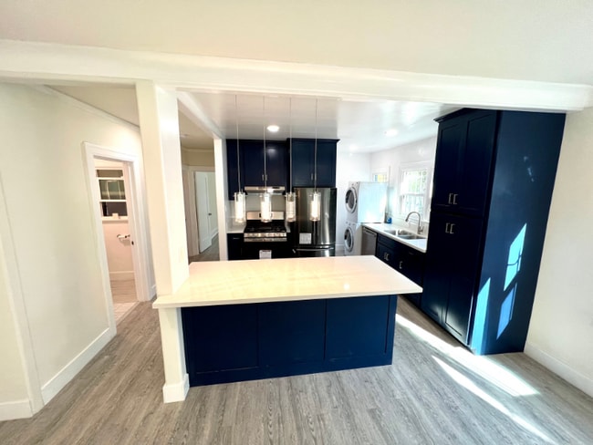 Building Photo - 855 W 43rd Pl