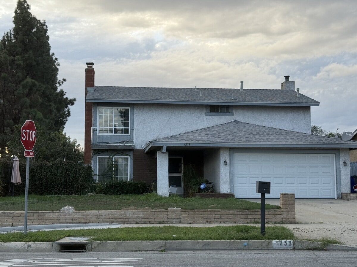 Photo - Beautiful Ontario Corner-Lot POOL Home – N...